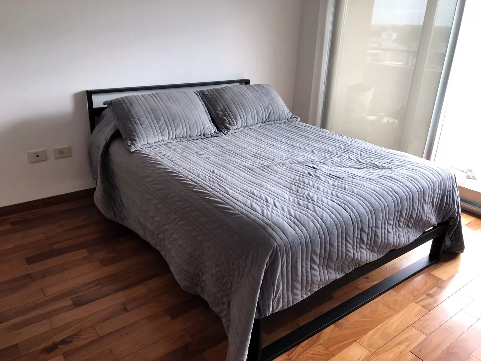 Cama Minimalista Tuxon 180x200 base entera con cabecera desmontable