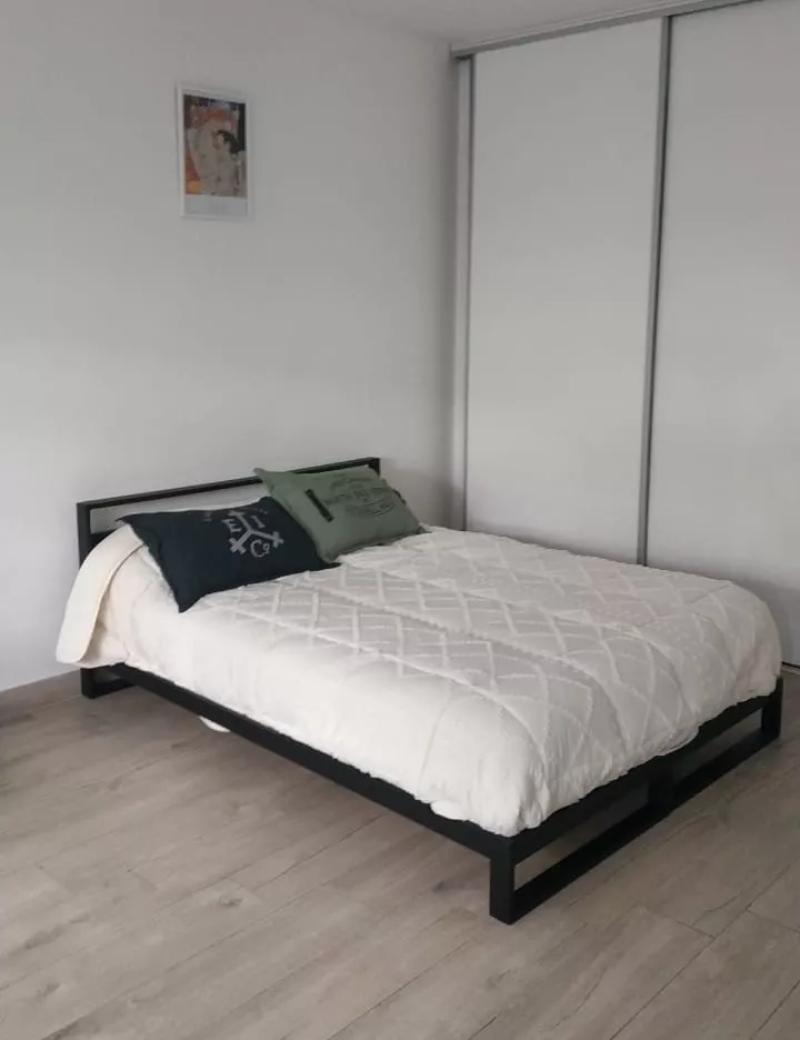 Cama Minimalista Tuxon 180x200 Base entera con cabecera desmontable