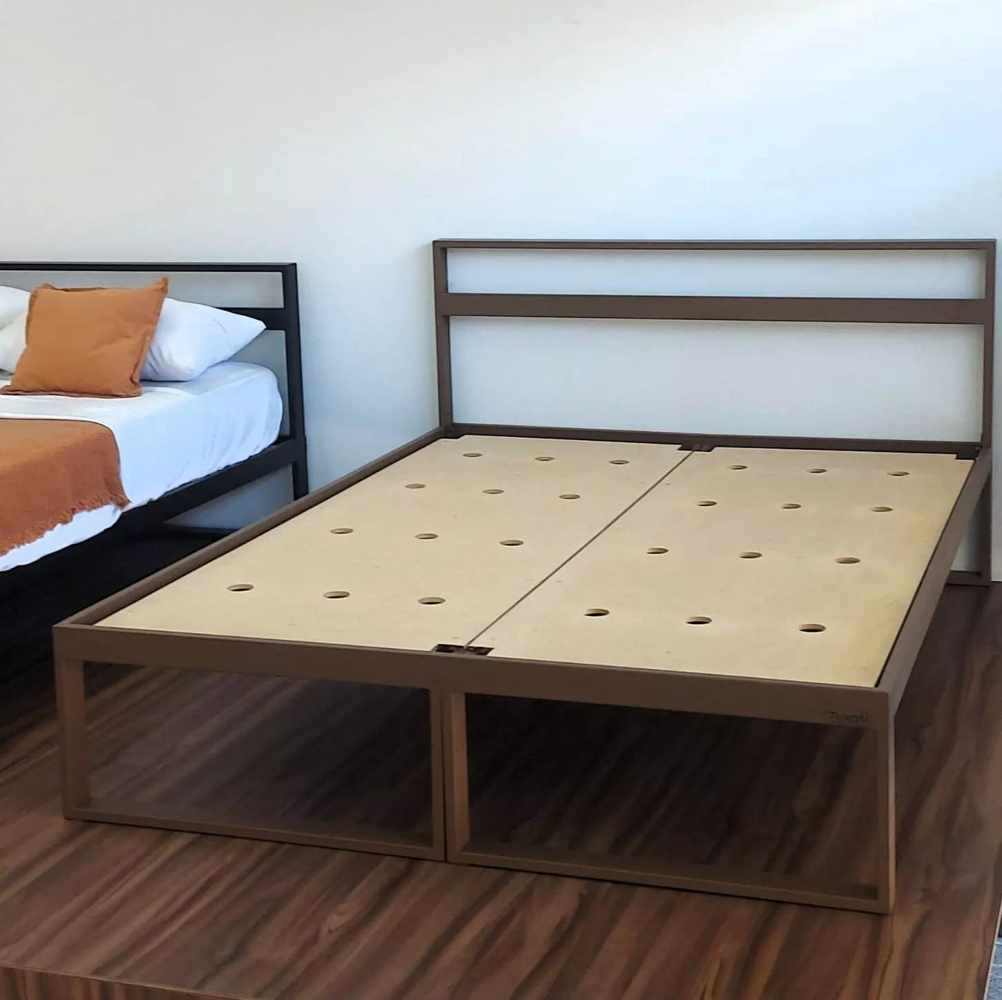 Cama Minimalista Tuxon 200x200 dividida en dos modulos con cabecera